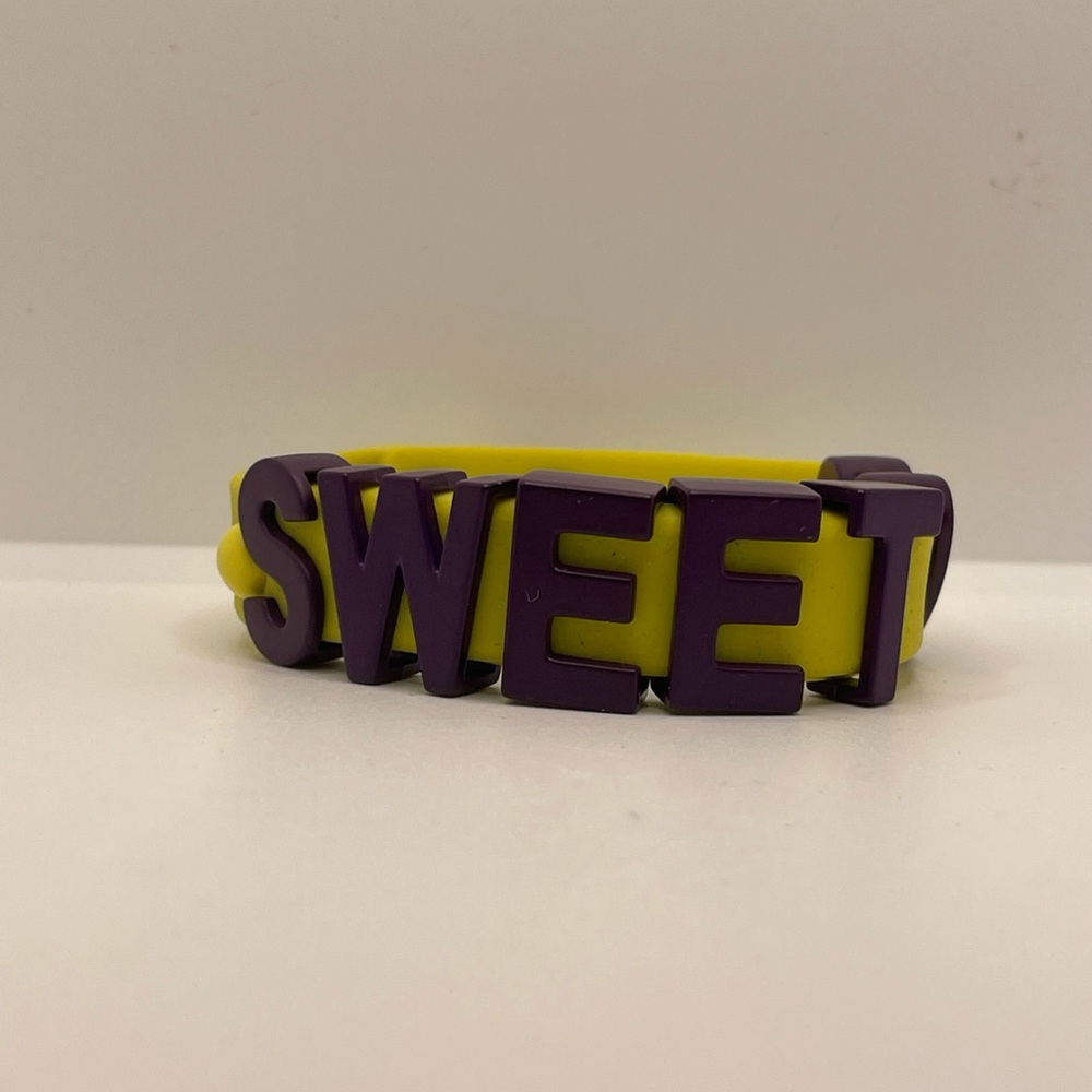 BCBG SWEET Affirmation slide letters & heart Neo. Yellow Silicone Bracelet